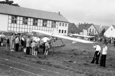 ARH NL Dierssen 1210/0021, Segelflieger beim Turnerfest, Springe, 1952