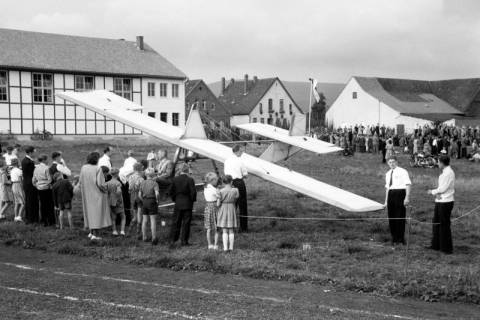 ARH NL Dierssen 1210/0022, Segelflieger beim Turnerfest, Springe, 1952