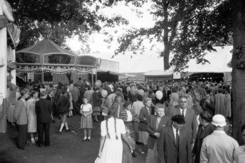 ARH NL Dierssen 1211/0004, Platz mit Menschenmenge und Karussell beim Turnerfest, Springe, 1952