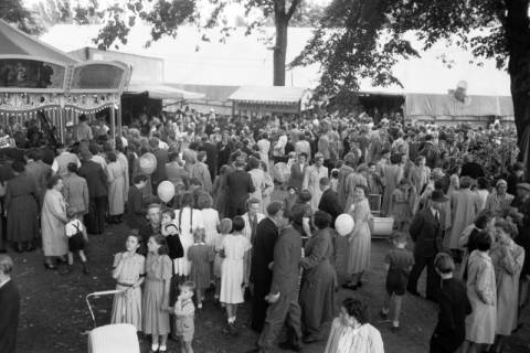 ARH NL Dierssen 1211/0005, Platz mit Menschenmenge und Karussell beim Turnerfest, Springe, 1952