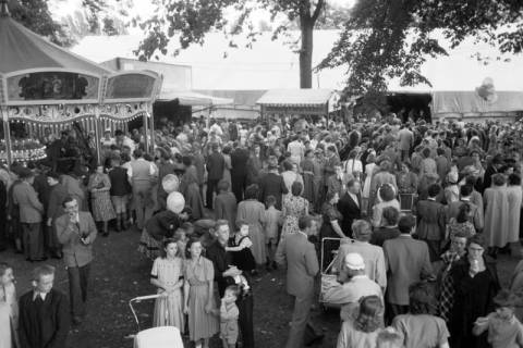 ARH NL Dierssen 1211/0006, Platz mit Menschenmenge und Karussell beim Turnerfest, Springe, 1952
