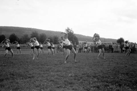 ARH NL Dierssen 1211/0009, Turnerinnen beim Turnerfest, Springe, 1952