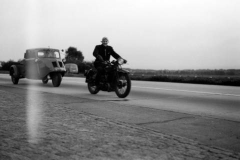 ARH NL Dierssen 1215/0004, Mann auf Kraftrad schleppt Dreirad-Auto ab, Hamburg, 1952