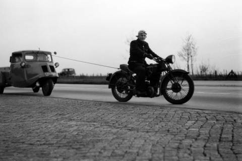 ARH NL Dierssen 1215/0005, Mann auf Kraftrad schleppt Dreirad-Auto ab, Hamburg, 1952