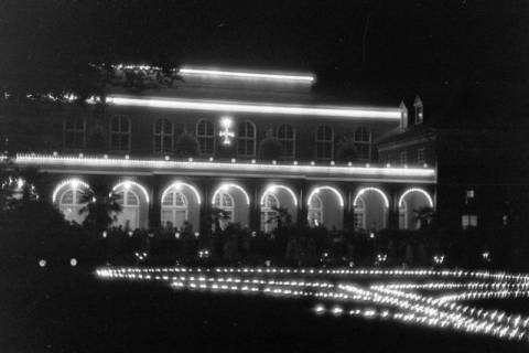 ARH NL Dierssen 1215/0012, Illumination "Goldener Sonntag" im Kurpark: Konzerthaus, Bad Pyrmont, 1952