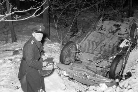 ARH NL Dierssen 1218/0008, VW-Käfer auf dem Dach liegend im Straßengraben und Polizist, Steinkrug, 1952
