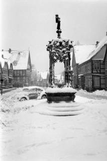 ARH NL Dierssen 1219/0001, Verschneiter Marienbrunnen, Springe, 1952
