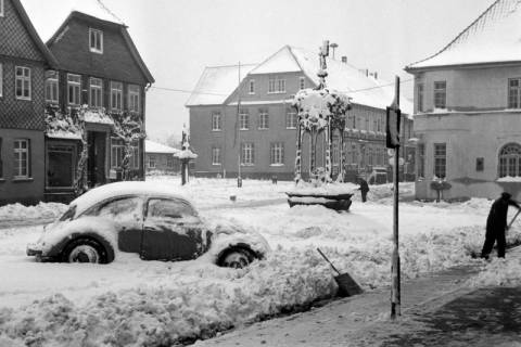 ARH NL Dierssen 1219/0002, Verschneiter Marienbrunnen und VW-Käfer, Springe, 1952