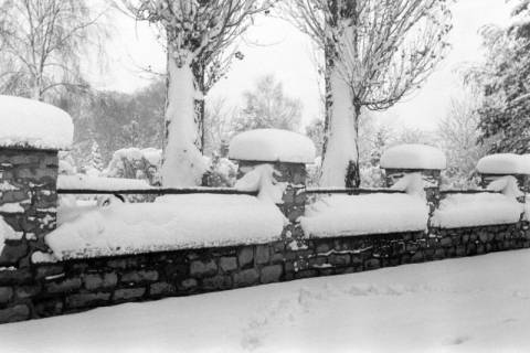 ARH NL Dierssen 1219/0010, Verschneite Steinmauer, Springe, 1952