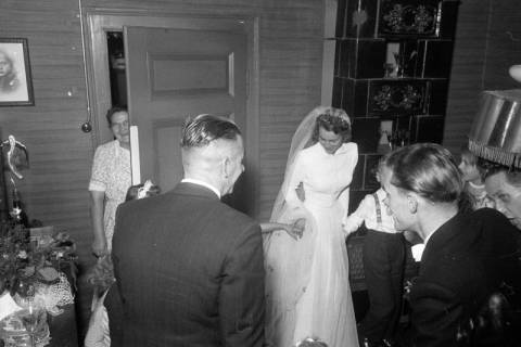 ARH NL Dierssen 1220/0009, Hochzeitsfeier von Charly Haverkamp, Springe, 1952