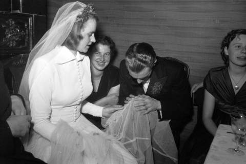 ARH NL Dierssen 1220/0029, Hochzeitsfeier von Charly Haverkamp, Springe, 1952