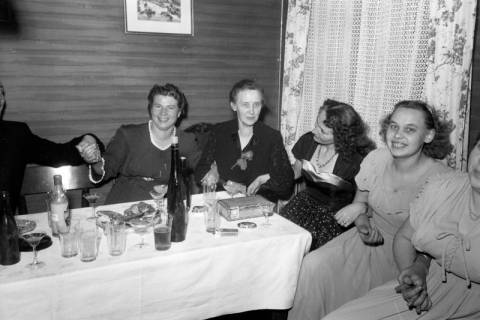 ARH NL Dierssen 1221/0002, Hochzeitsfeier von Charly Haverkamp, Springe, 1952