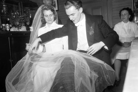 ARH NL Dierssen 1221/0004, Hochzeitsfeier von Charly Haverkamp, Springe, 1952