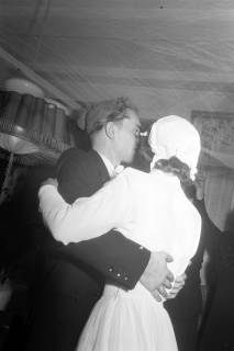 ARH NL Dierssen 1221/0011, Hochzeitsfeier von Charly Haverkamp, Springe, 1952