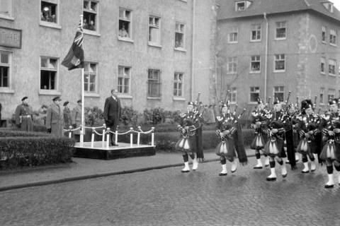 ARH NL Dierssen 1222/0009, Kanadischer Verteidigungsminister Brooke Claxton und "Schotten-Kapelle" in Uniform, Buchholz, 1952