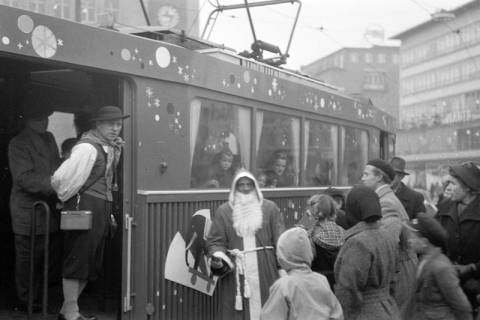 ARH NL Dierssen 1223/0001, Weihnachtsmann vor einer weihnachtlichen Straßenbahn am Kröpcke, Hannover, 1952