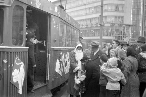 ARH NL Dierssen 1223/0002, Weihnachtsmann vor einer weihnachtlichen Straßenbahn am Kröpcke, Hannover, 1952