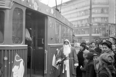 ARH NL Dierssen 1223/0005, Weihnachtsmann vor einer weihnachtlichen Straßenbahn am Kröpcke, Hannover, 1952