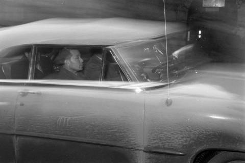 ARH NL Dierssen 1225/0008, Mann im Auto bei der "Diplomaten-Jagd", Springe, 1953