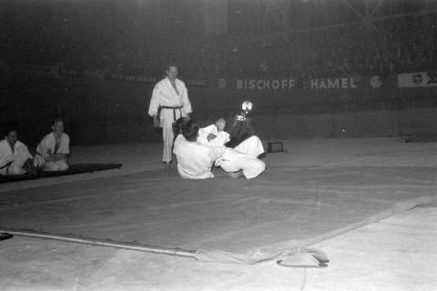 ARH NL Dierssen 1226/0004, "Fest der Sportpresse": Judo mit japanischem Weltmeister, Hannover, 1953