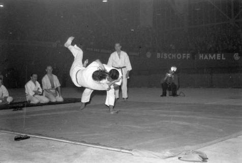 ARH NL Dierssen 1226/0006, "Fest der Sportpresse": Judo mit japanischem Weltmeister, Hannover, 1953