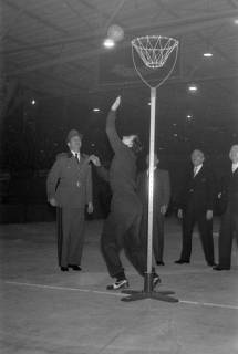 ARH NL Dierssen 1226/0010, "Fest der Sportpresse": Volleyball Zuspieltraining mit Korb, Hannover, 1953