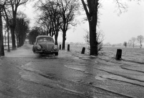 ARH NL Dierssen 1227/0004, Vom Hochwasser überschwemmte Straße, Nordstemmen, 1953