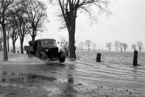 ARH NL Dierssen 1227/0007, Vom Hochwasser überschwemmte Straße, Nordstemmen, 1953