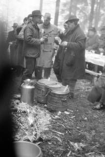 ARH NL Dierssen 1227/0018, "Diplomaten-Jagd": gemeinsames Suppenessen, Springe, 1953
