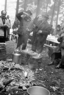 ARH NL Dierssen 1227/0019, "Diplomaten-Jagd": gemeinsames Suppenessen, Springe, 1953