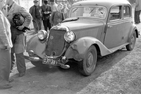 ARH NL Dierssen 1231/0014, Autounfall eines Mercedes mit einem Kraftrad, Völksen, 1953