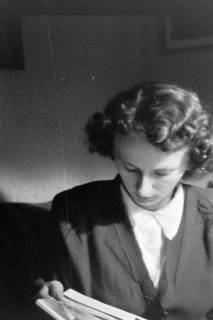 ARH NL Dierssen 1235/0001, Elly (Freundin von Dierssen) in einem Zimmer, Springe, 1953