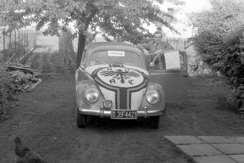 ARH NL Dierssen 1243/0019, VW-Käfer mit ADAC-Fahne auf der Kühlhaube, Springe, 1953