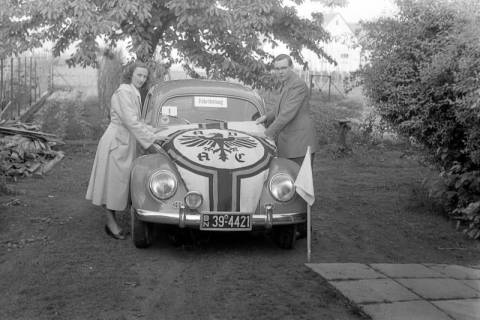 ARH NL Dierssen 1243/0022, VW-Käfer mit ADAC-Fahne auf der Kühlhaube, Springe, 1953