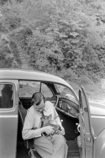 ARH NL Dierssen 1245/0005, Gerhard Dierssen mit Rehkitz auf dem Schoß im offenen Auto sitzend, Elze, 1953