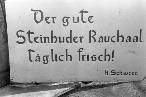 ARH NL Dierssen 1245/0021, Ladenschild der Aalräucherei "Schweer und Kuckuck", Steinhude, 1953