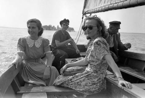 ARH NL Dierssen 1245/0032, Bekannte von Dierssen und Freundin Elly auf einem Segelboot, Steinhuder Meer, 1953