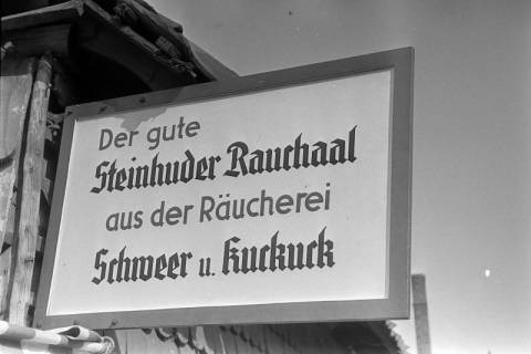 ARH NL Dierssen 1246/0012, Ladenschild der Aalräucherei "Schweer und Kuckuck", Steinhude, 1953
