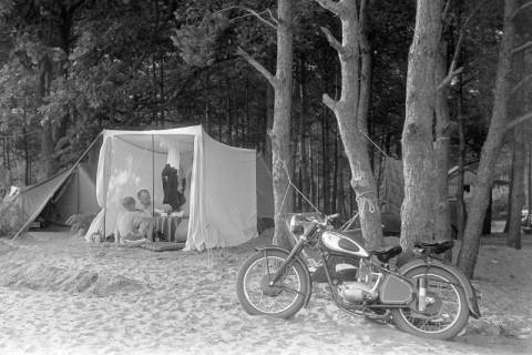 ARH NL Dierssen 1246/0017, Motorrad am Strand und dahinter Menschen in einem Strandzelt, Steinhude?, 1953