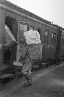 ARH NL Dierssen 1246/0026, Zwei Männer mit Kiepen in einen Zug einsteigend, 1953