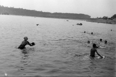ARH NL Dierssen 1248/0016, Badende im Blauen See, Garbsen, 1953
