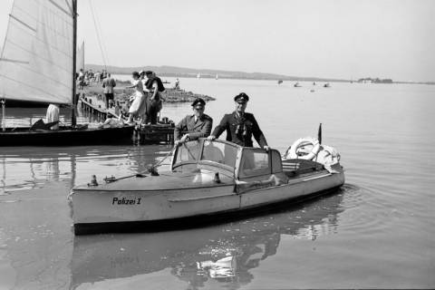 ARH NL Dierssen 1253/0005, Polizisten auf einem Polizeiboot, Steinhude, 1953
