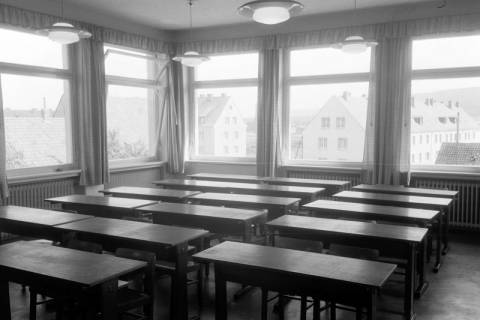 ARH NL Dierssen 1254/0016, Klassenraum im neuen Schulgebäude, Springe, 1953