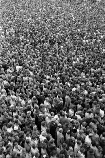 ARH NL Dierssen 1256/0012, Menschenmasse anlässlich des Besuches von Konrad Adenauer beim Kardinal-Bertram-Werk, Hildesheim, 1953