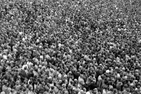 ARH NL Dierssen 1256/0013, Menschenmasse anlässlich des Besuches von Konrad Adenauer beim Kardinal-Bertram-Werk, Hildesheim, 1953