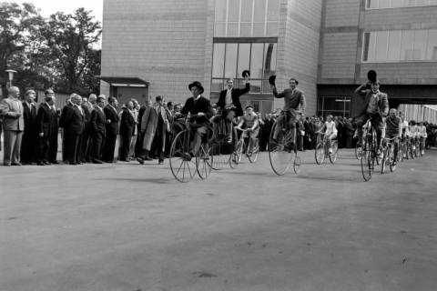 ARH NL Dierssen 1257/0012, Hochräder und Fahrräder bei der Eröffnung des Conti-Hochhauses, Hannover, 1953
