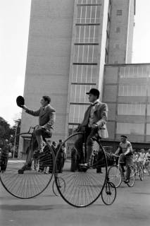 ARH NL Dierssen 1257/0013, Hochräder bei der Eröffnung des Conti-Hochhauses, Hannover, 1953