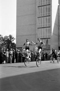 ARH NL Dierssen 1257/0014, Fahrräder bei der Eröffnung des Conti-Hochhauses, Hannover, 1953