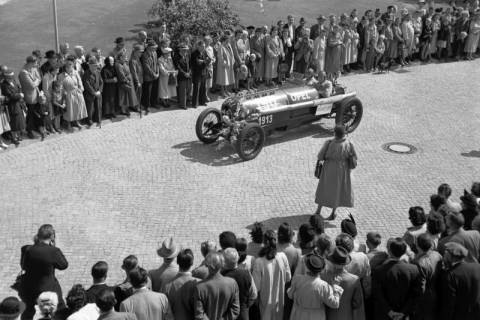 ARH NL Dierssen 1257/0015, Autokorso bei der Eröffnung des Conti-Hochhauses, Hannover, 1953