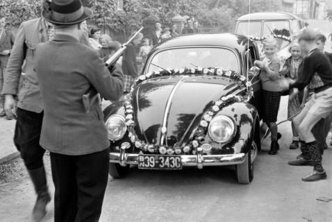 ARH NL Dierssen 1258/0029, Hochzeit Mensenkamp: Autokorso, Springe, 1953